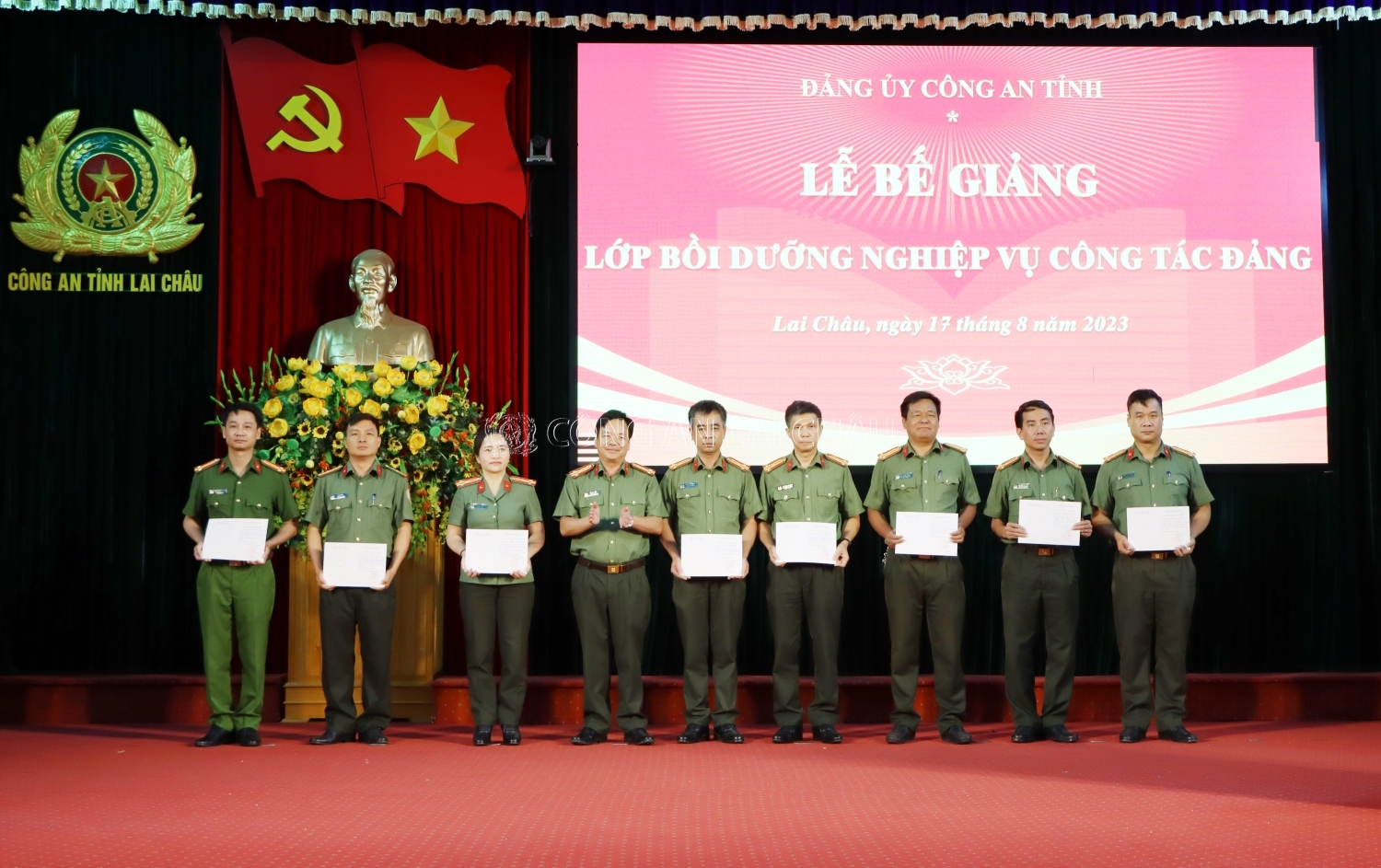 Đại tá Sùng A Súa - Phó Bí thư Đảng ủy, Phó giám đốc Công an tỉnh trao chứng chỉ các học viên