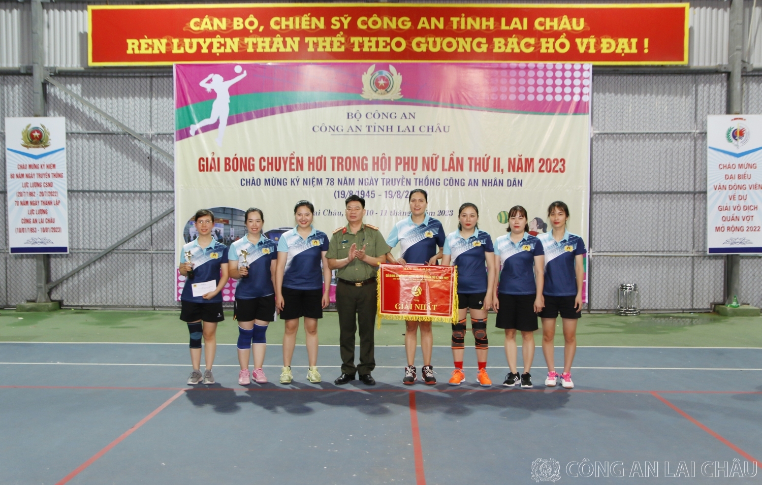 Đại tá Tao Văn Trường - Phó giám đốc Công an tỉnh trao giải nhất cho đội bóng khối trực thuộc