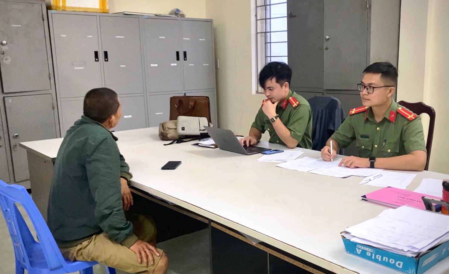 Đội An ninh, Công an huyện Mường Tè làm việc với anh Đ.H.L