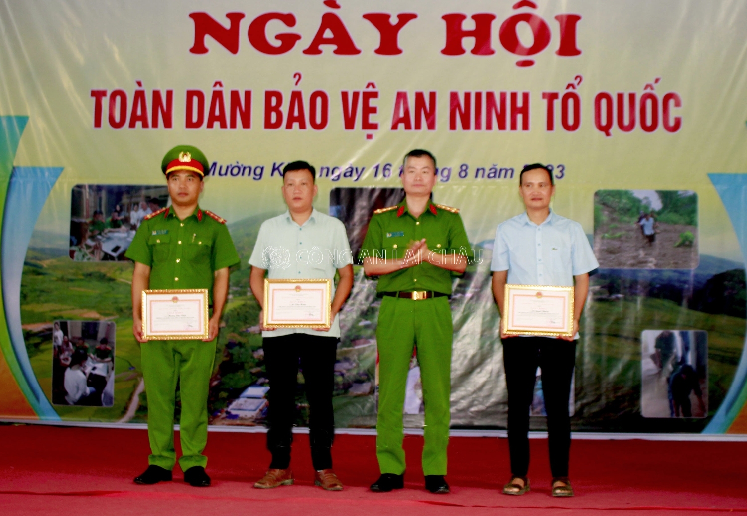 Đại tá Nguyễn Tuấn Hưng – Phó Giám đốc Công an tỉnh trao Giấy khen của Giám đốc Công an tỉnh cho các cá nhân
