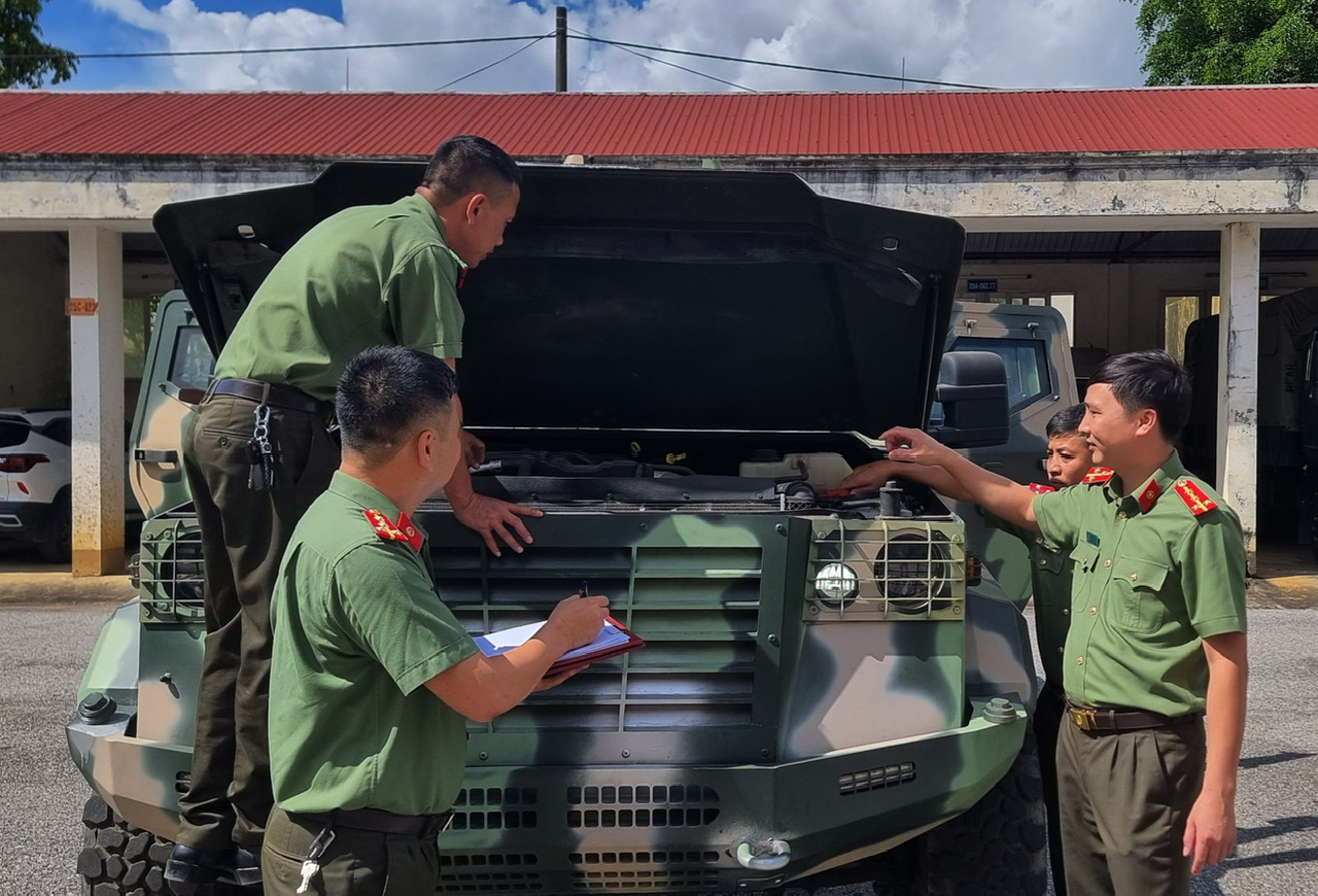 Cán bộ chiến sĩ Đội xe thường xuyên kiểm tra, bảo dưỡng xe