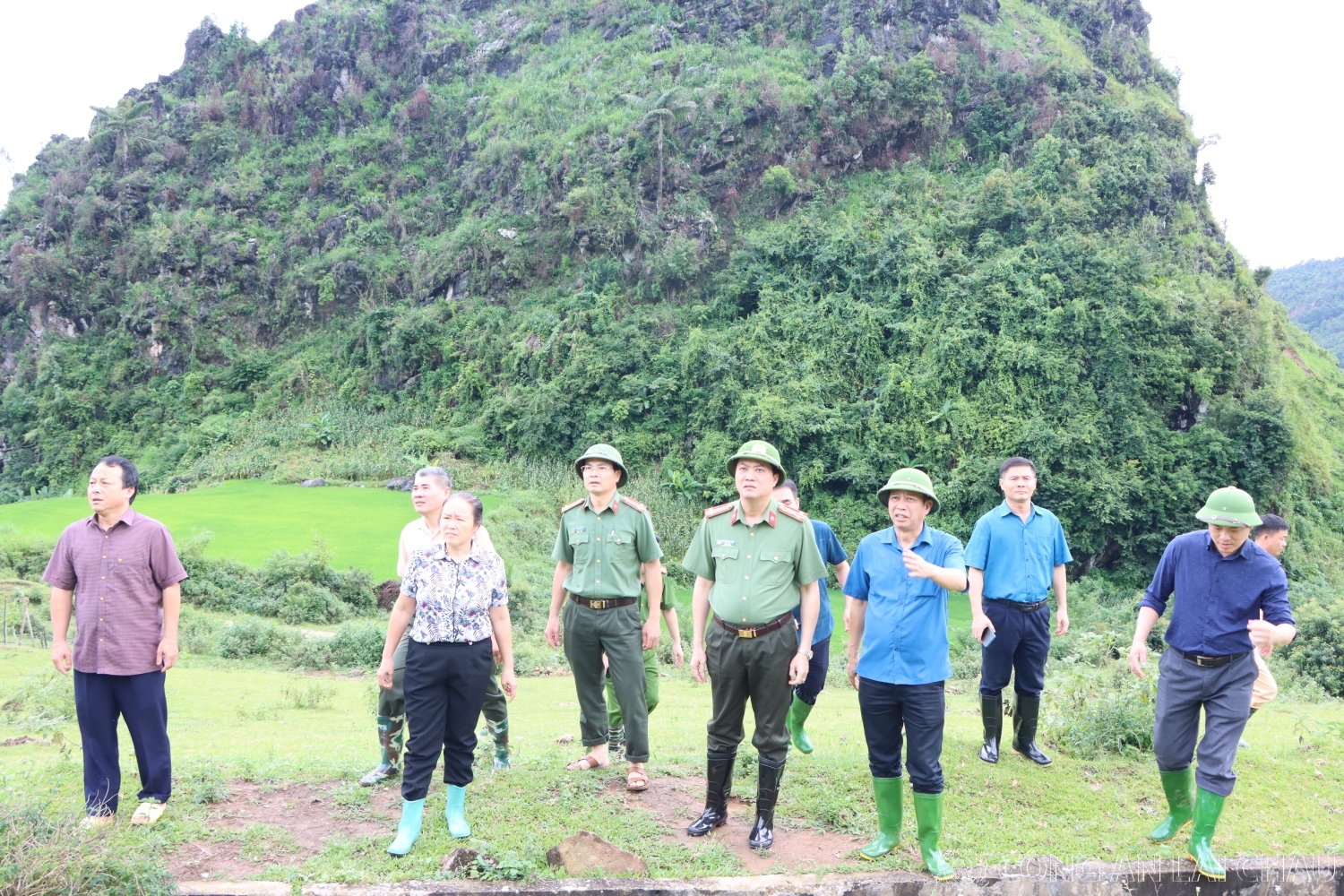 Đại tá Nguyễn Viết Giang, Ủy viên BTV Tỉnh ủy, Giám đốc Công an tỉnh chỉ đạo công tác ứng phó với mưa lũ trên địa bàn xã Tà Mung, huyện Than Uyên