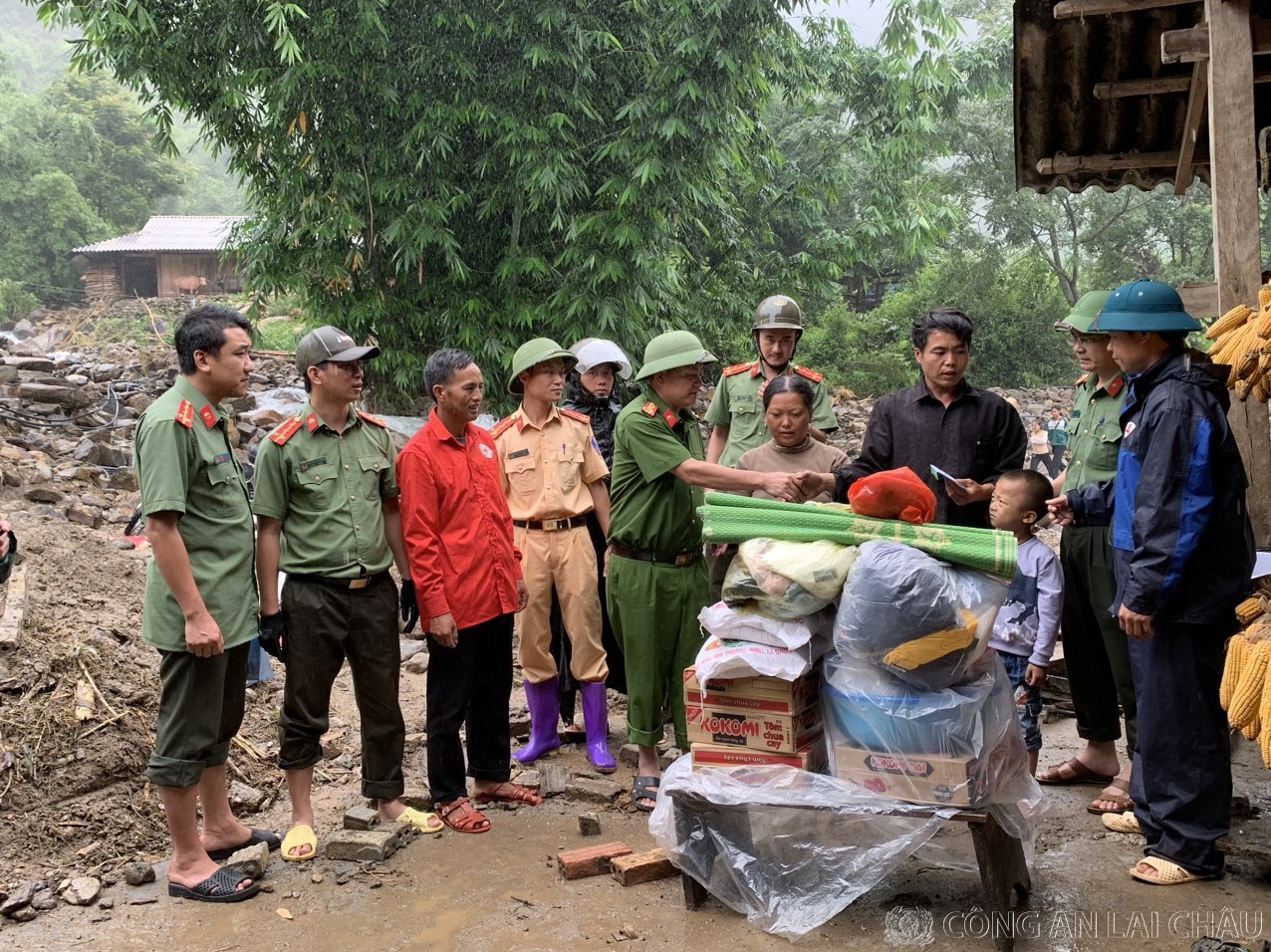 Công an huyện Than Uyên, Tổ tăng cường cơ sở Công an tỉnh phối hợp với chính quyền địa phương thăm, tặng quà các hộ gia đình bị ảnh hưởng của thiên tai xã Tà Mung, huyện Than Uyên