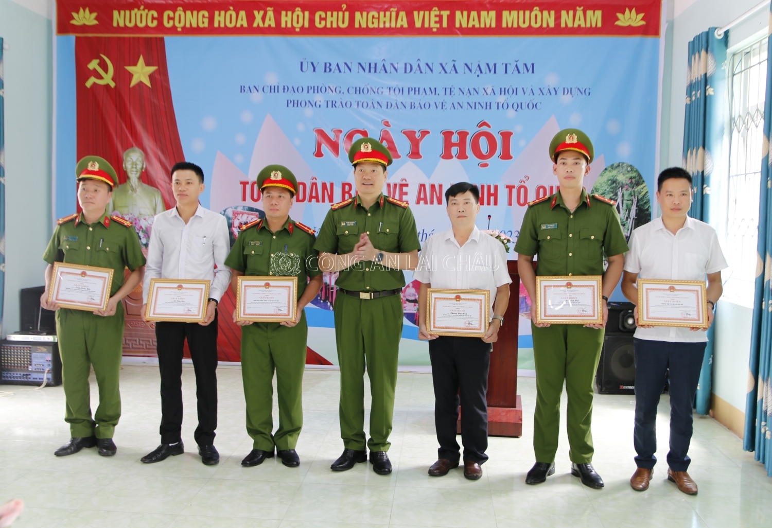 Đại tá Phạm Hải Đăng Phó Giám đốc Công an tỉnh trao Giấy khen của Giám đốc Công an tỉnh cho các tập thể, cá nhân