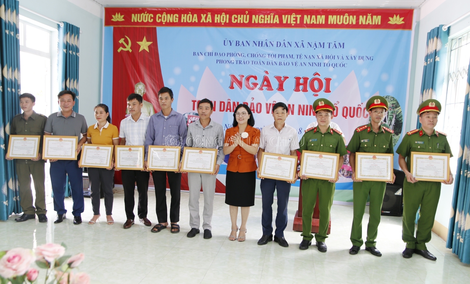 Đồng chí Lý Thị Na Quyền Chủ tịch UBND huyện Sìn Hồ tặng giấy khen cho các tập thể cá nhân có thành tích xuất sắc trong phong trào toàn dân bảo vệ ANTQ