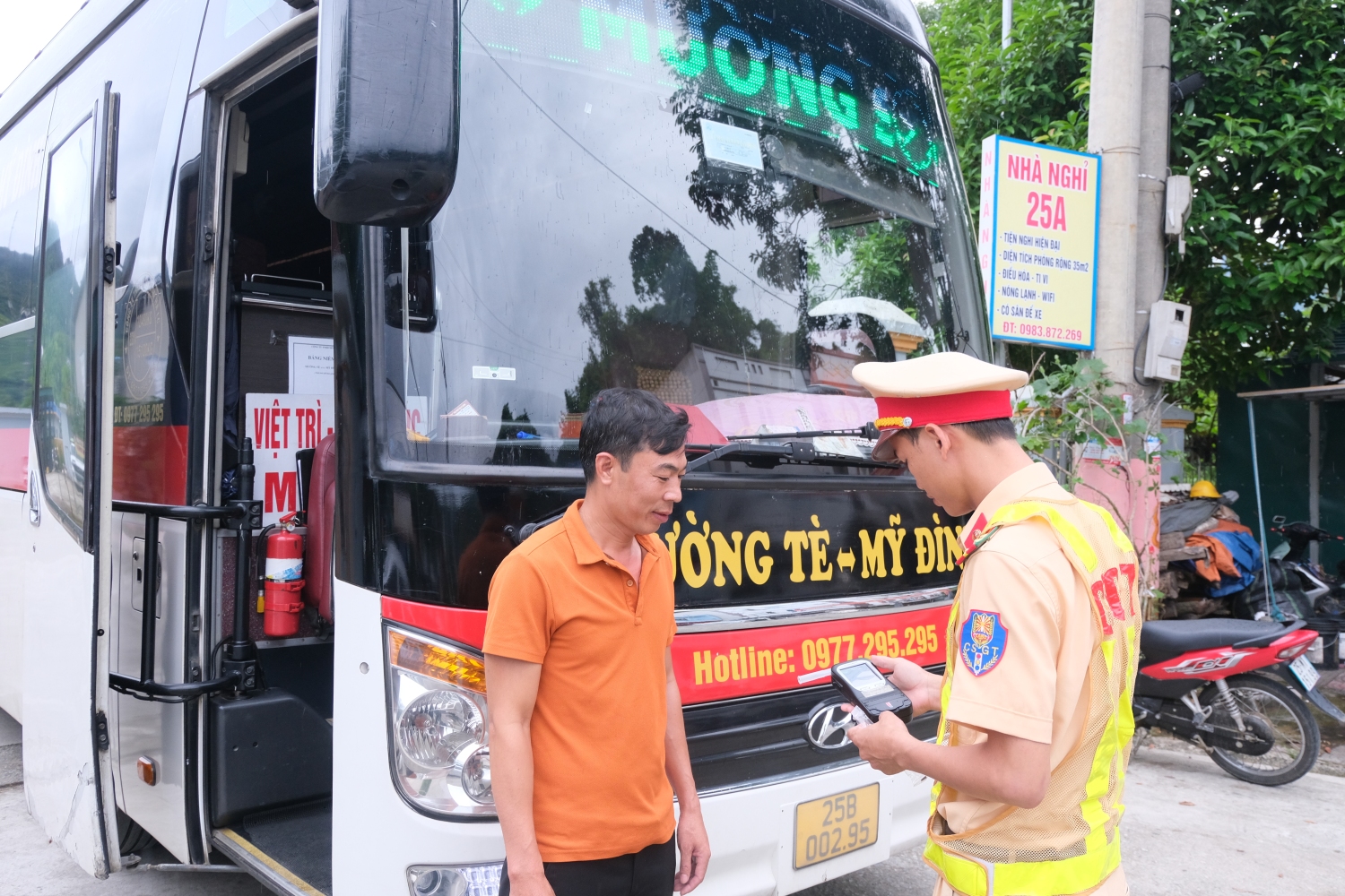 Đội CSGT Công an huyện Mường Tè tổng kiểm soát xe khách, xe container trên địa bàn