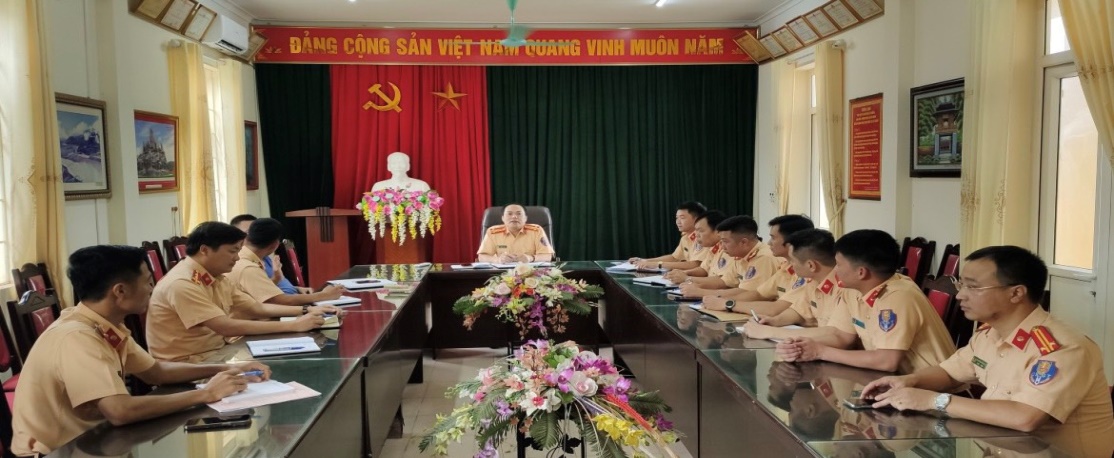 Lãnh đạo Phòng CSGT, CAT Lai Châu triển khai kế hoạch ra quân.