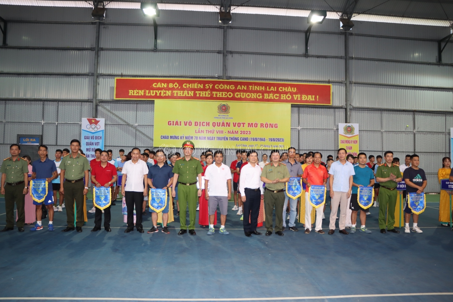 Đại tá Phạm Hải Đăng, Phó Giám đốc Công an tỉnh, Trưởng Ban tổ chức giải tặng cờ lưu niệm cho các đoàn vận động viên tham gia giải đấu.