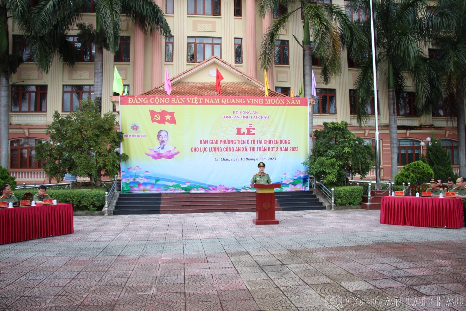 Đại tá Nguyễn Viết Giang - Giám đốc Công an tỉnh phát biểu tại lễ bàn giao xe