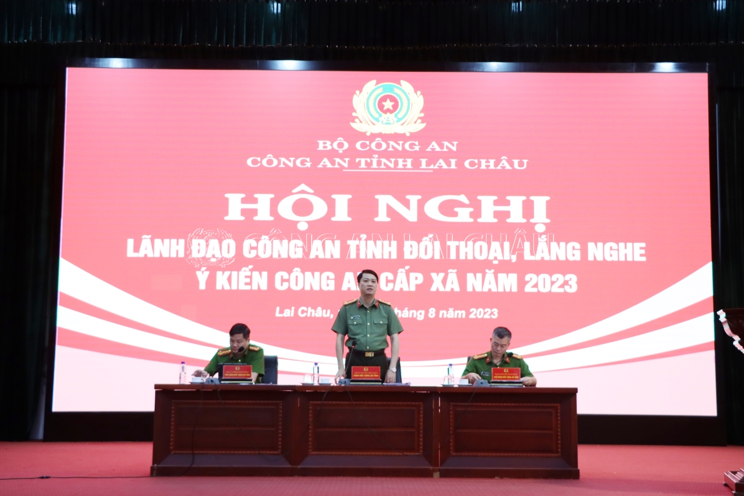 Đại tá Nguyễn Viết Giang - Giám đốc Công an tỉnh lắng nghe, giải đáp những ý kiến, đề xuất của Công an xã