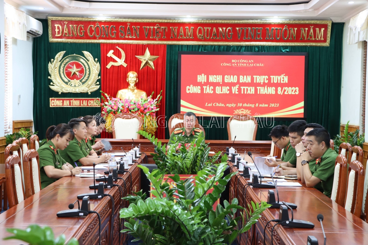 Đại tá Nguyễn Tuấn Hưng - Phó giám đốc Công an tỉnh dự hội nghị tại điẻm cầu Công an tỉnh