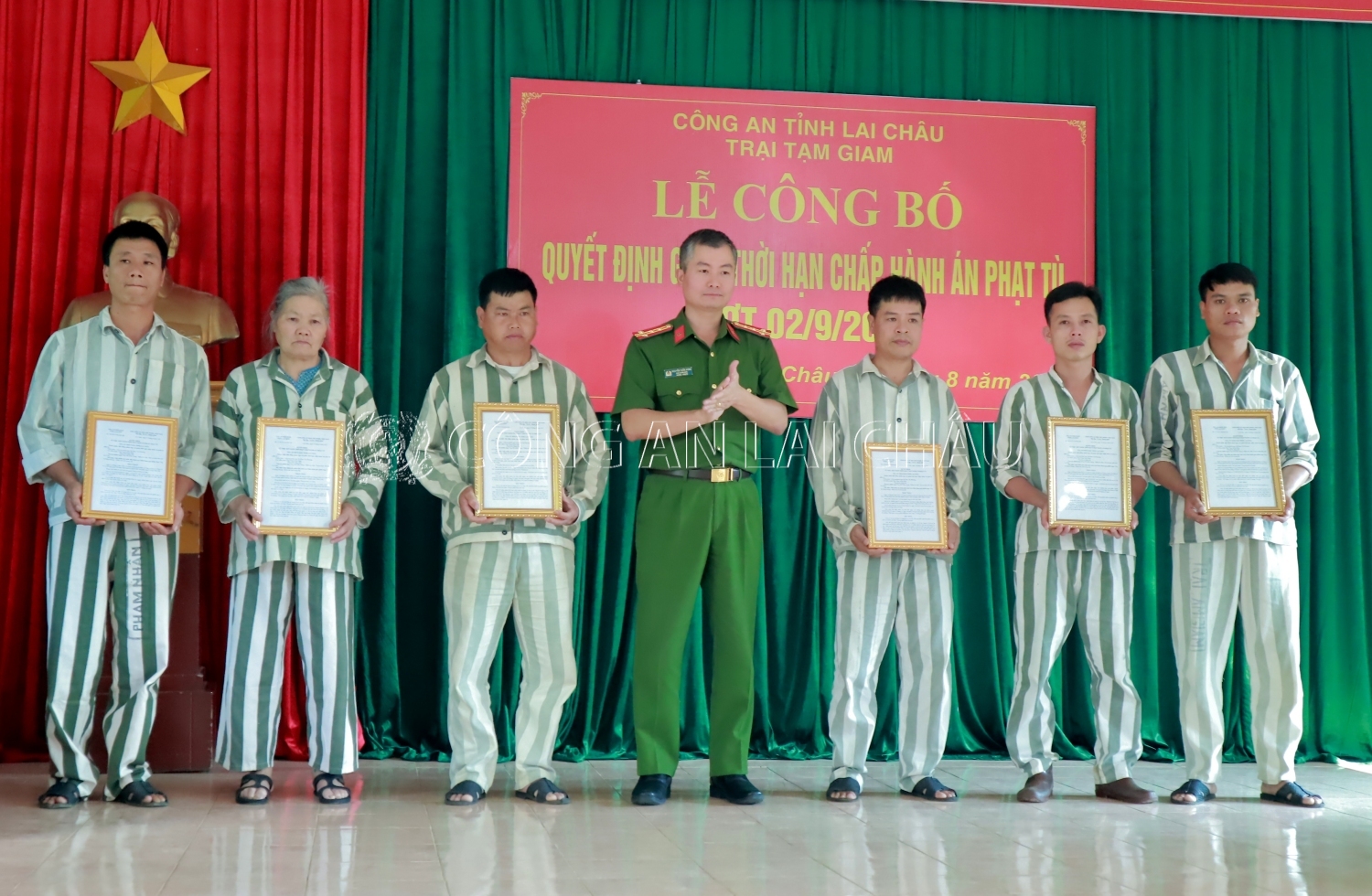 Đại tá Nguyễn Tuấn Hưng - Phó Giám đốc Công an tỉnh trao quyết định giảm thời hạn chấp hành án phạt tù cho phạm nhân