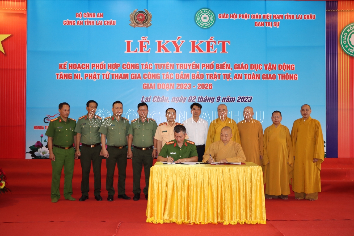 Đại tá Nguyễn Tuấn Hưng; Hoà thượng Thích Thanh Nhiễu ký và trao kế hoạch phối hợp