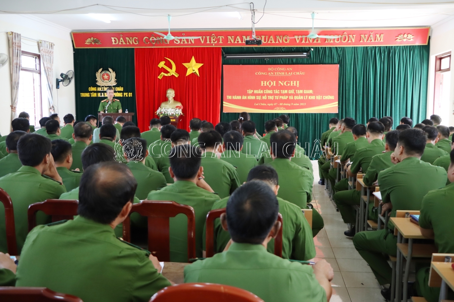 Đại tá Nguyễn Tuấn Hưng - Phó giám đốc Công an tỉnh phát biểu tại Hội nghị tập huấn