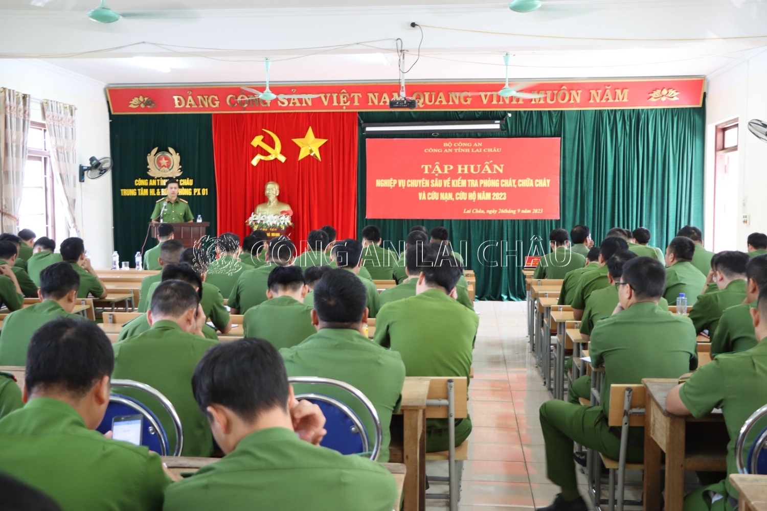 Thiếu tá Vũ Văn Hùng - Trưởng phòng Cảnh sát phòng cháy chữa cháy và cứu nạn cứu hộ phát biểu khai mạc lớp tập huấn