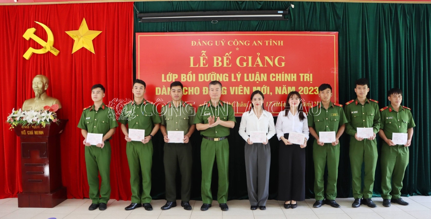 Đại tá Nguyễn Tuấn Hưng – Phó Giám đốc Công an tỉnh trao chứng chỉ cho các học viên