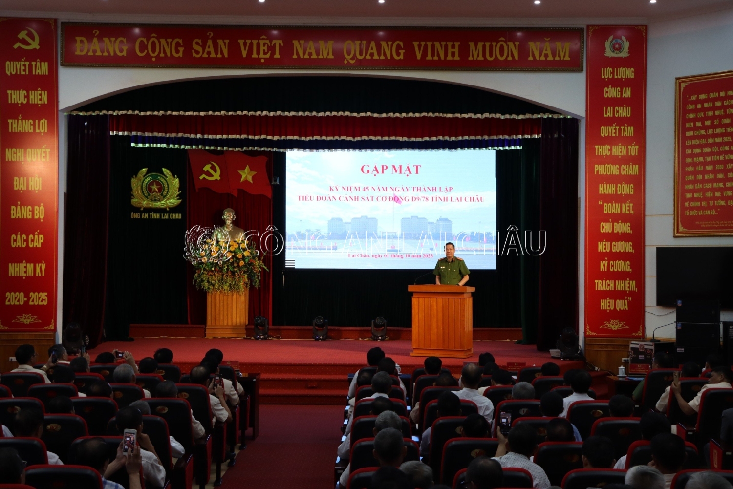 Đại tá Phạm Hải Đăng, Phó giám đốc Công an tỉnh phát biểu tại buổi Gặp mặt