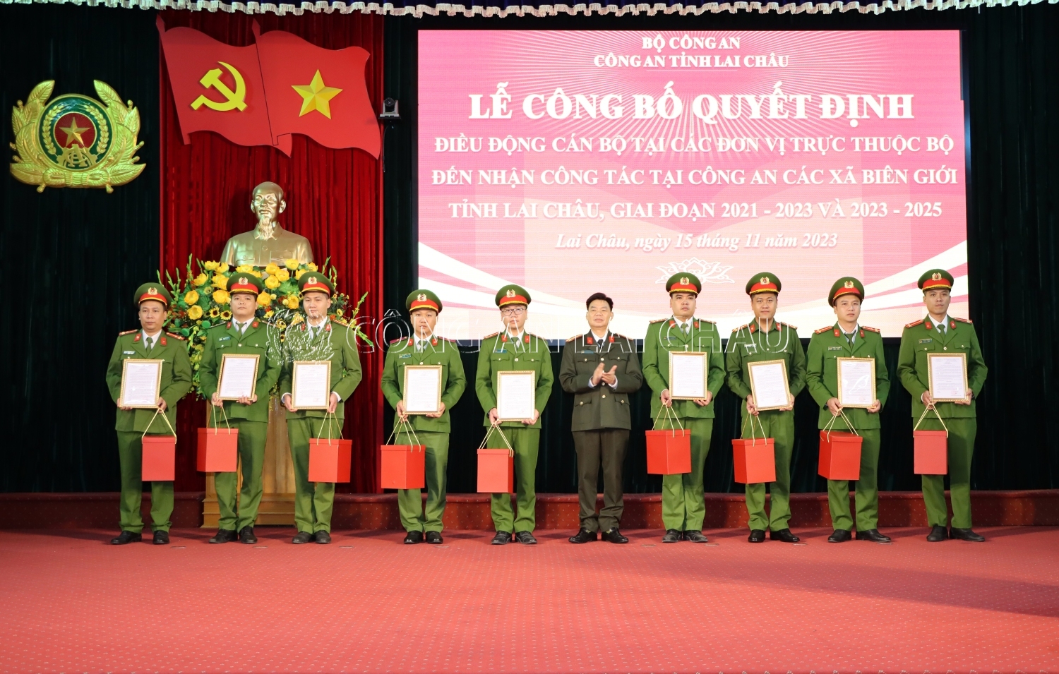 Đại tá Tao Văn Trường Phó Giám đốc Công an tỉnh trao quyết định điều động cán bộ, chiến sỹ hoàn thành thời gian công tác tại các xã biên giới