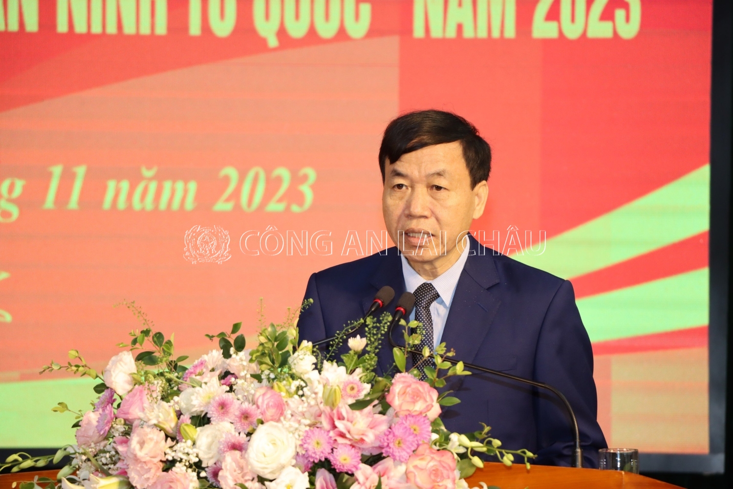 Đồng chí Lê Văn Lương  - Phó Bí thư Tỉnh ủy, Chủ tịch UBND tỉnh phát biểu tại  hội nghị