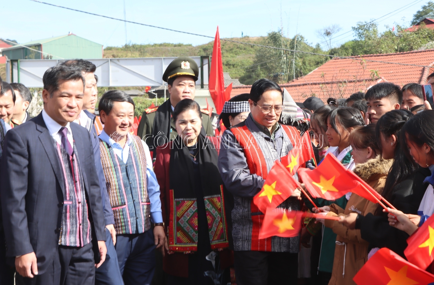 Nhân dân các dân tộc xã Sà Dề Phìn vui mừng chào đón Thủ tướng Chính phủ Phạm Minh Chính cùng Đoàn công tác