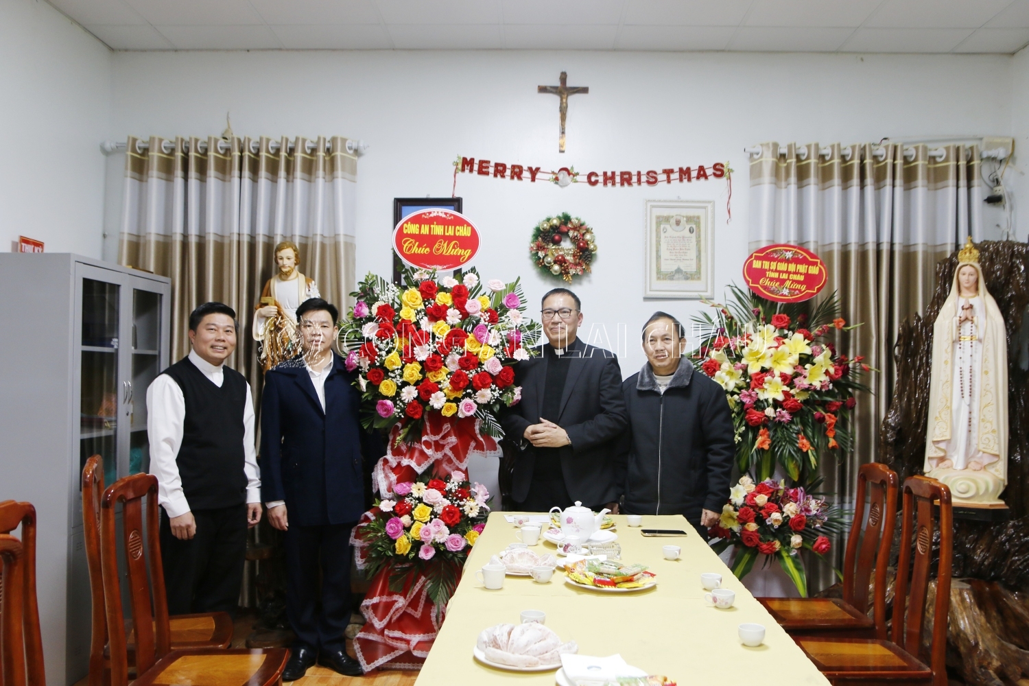 Đại tá Tao Văn Trường - Phó giám đốc Công an tỉnh tặng hoa chúc mừng Giáo xứ nhân ngày Lễ Giáng Sinh năm 2023