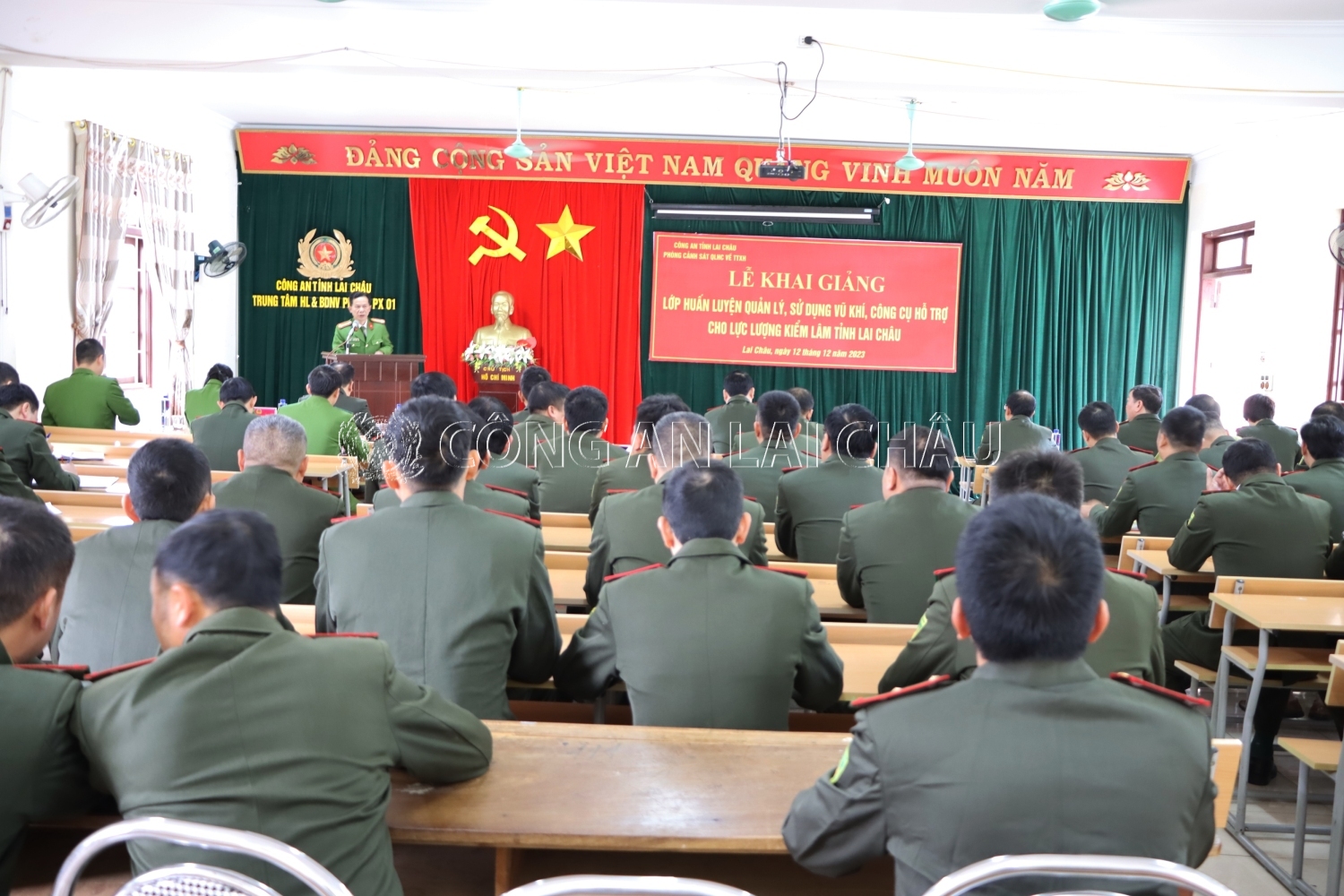 Đại tá Nguyễn Xuân Hương - Trưởng phòng Cảnh sát Quản lý hành chính về trật tự xã hội phát biểu tại lễ khai giảng