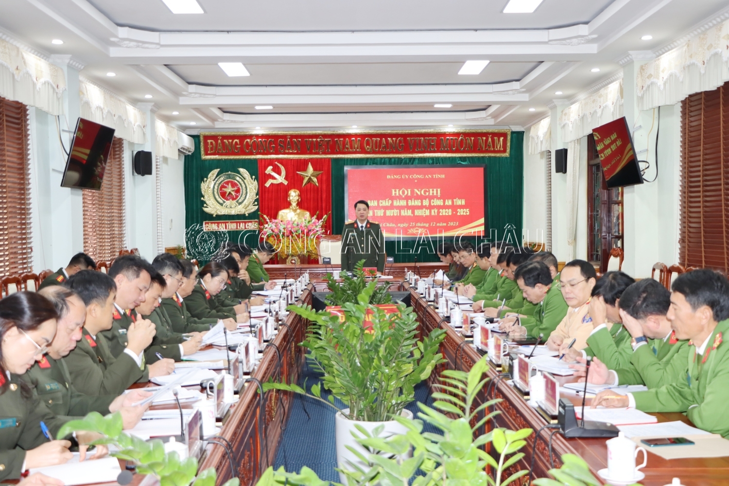 Đại tá Nguyễn Viết Giang - Bí thư Đảng ủy, Giám đốc Công an tỉnh phát biểu tại Hội nghị