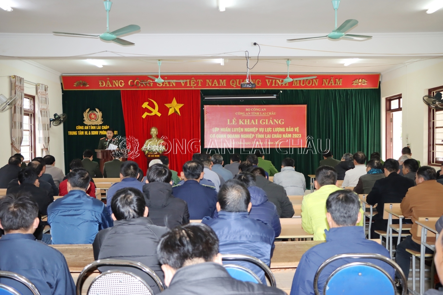 Thiếu tá Thân Việt Cường – Phó Trưởng phòng An ninh kinh tế Công an tỉnh phát biểu khai giảng