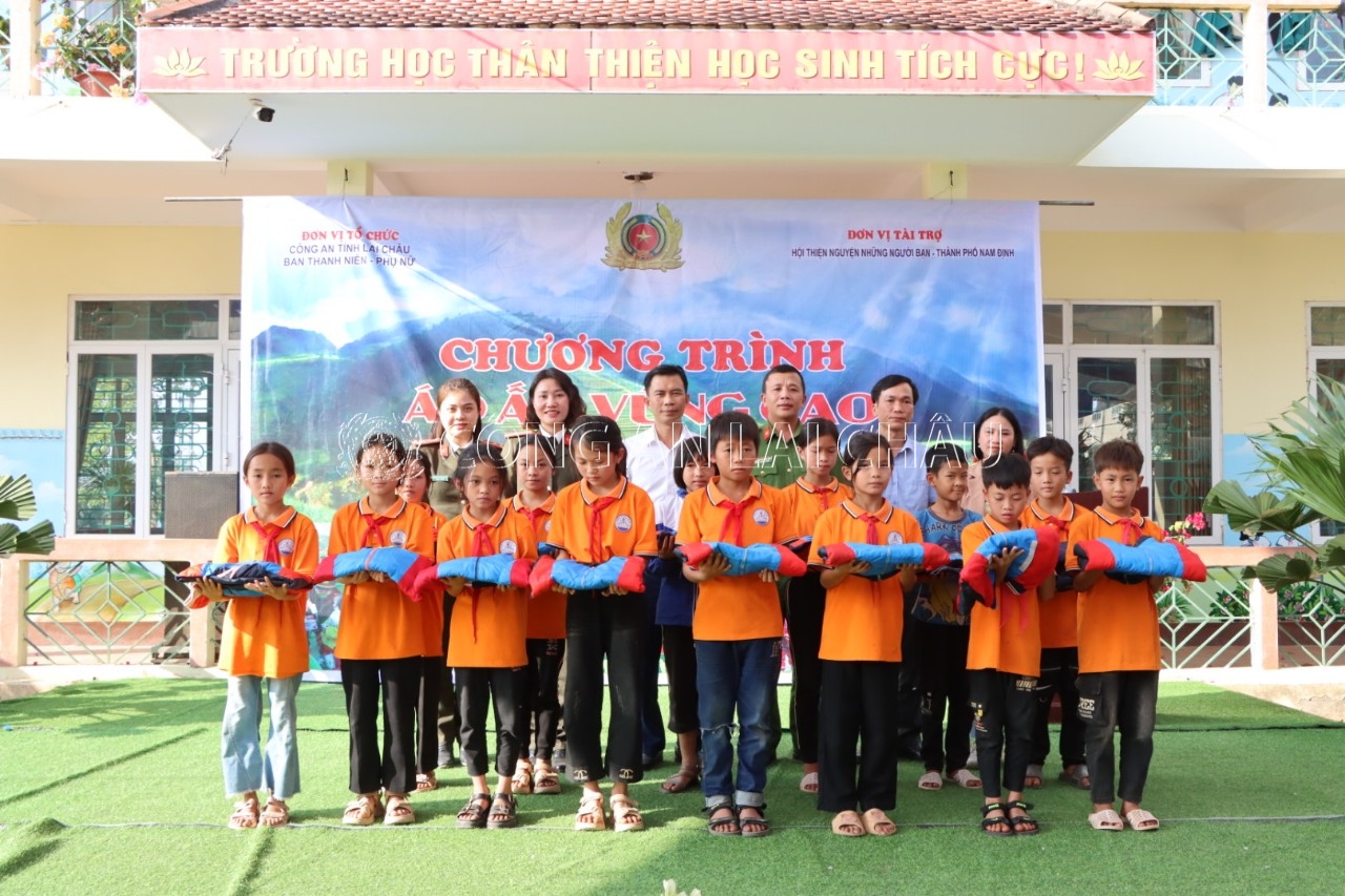 Ban Thanh niên - Phụ nữ Công an tỉnh cùng Hội thiện nguyện tặng quà tại Trường tiểu học xã Nậm Tăm
