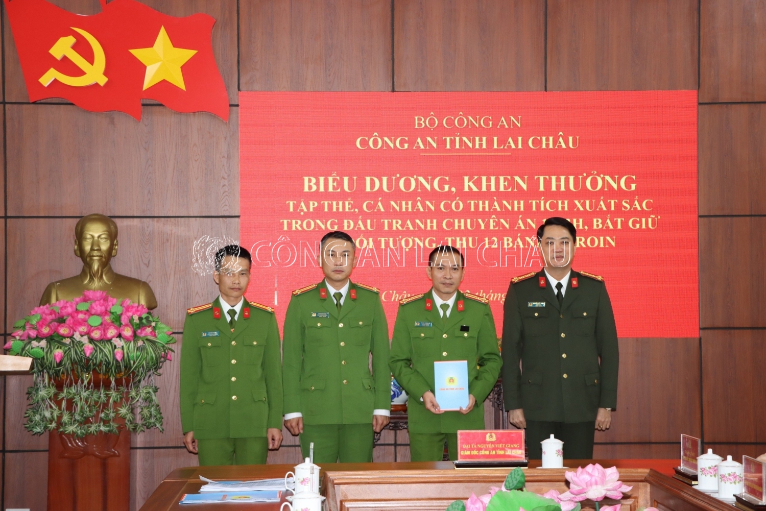 Đại tá Nguyễn Viết Giang - Giám đốc Công an tỉnh trao thưởng nóng cho Ban chuyên án