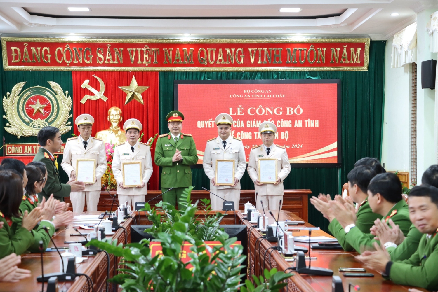 Đồng chí Đại tá Phạm Hải Đăng – Phó Giám đốc Công an tỉnh Lai Châu trao các Quyết định điều động, chúc mừng các đồng chí