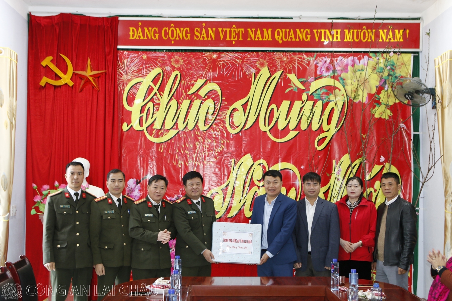 Đại tá Nguyễn Văn Tặng, Chánh thanh Công an tỉnh tặng quà tết cho cấp ủy chính quyền xã Nậm Xe
