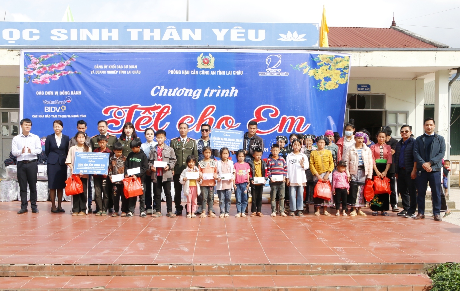 Các đơn vị tài trợ trao quà cho học sinh, hộ nghèo và gia đình chính sách trên địa bàn xã Ma Quai, huyện Sìn Hồ