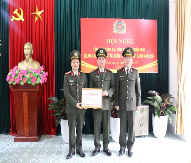 Đ/c Đại tá Tao Văn Trường - Phó Giám đốc trao tặng danh hiệu đơn vị Quyết thắng năm 2023 cho Phòng QLXNC