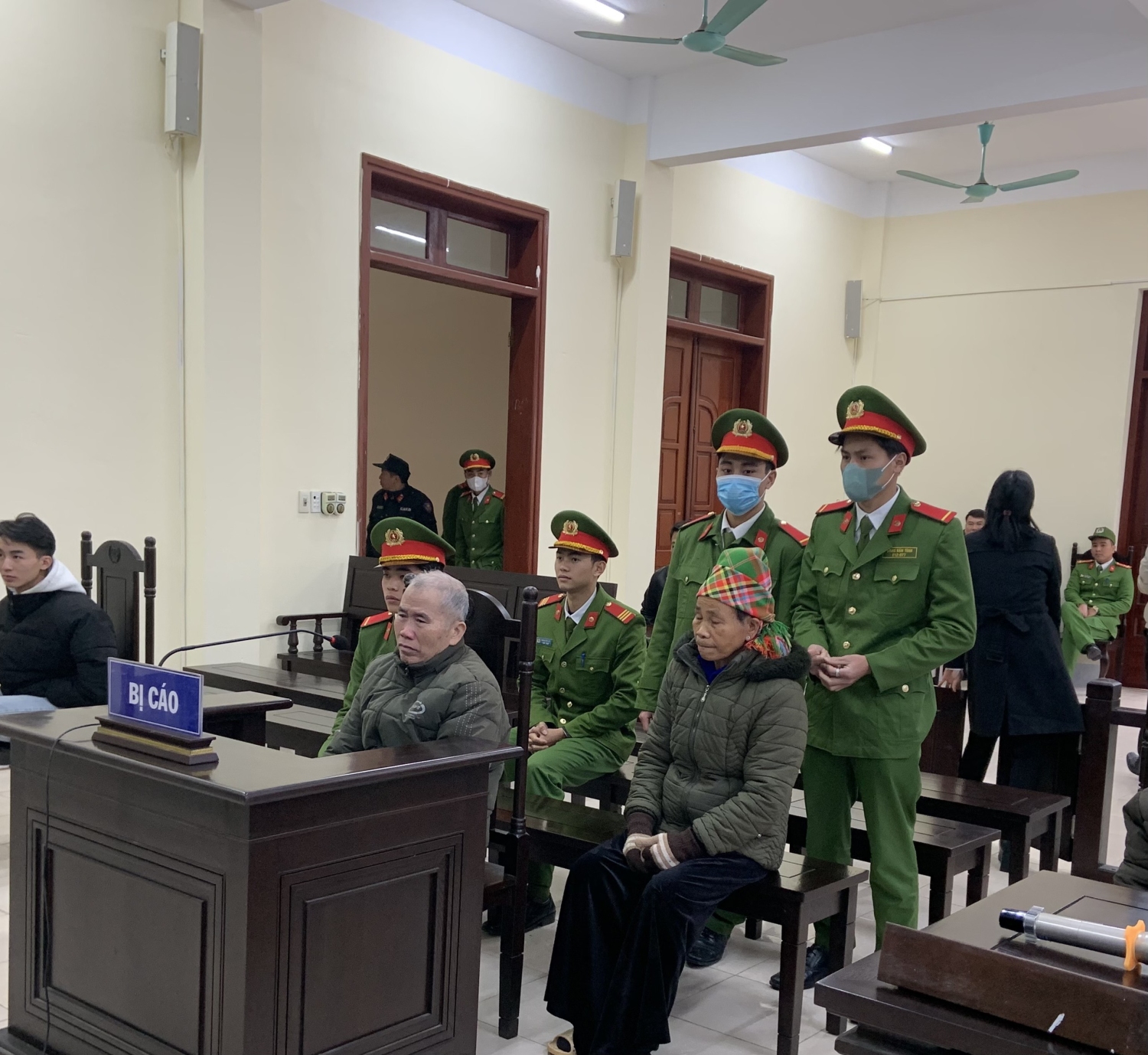 Bị cáo Hà Văn Giót và Lò Thị Lả tại phiên tòa