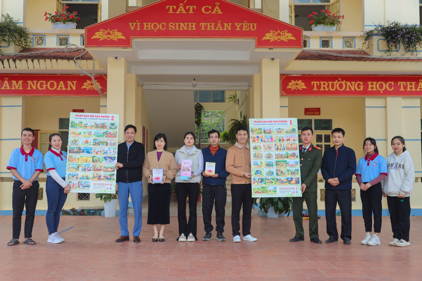 Đoàn Thanh niên Công an huyện Phong Thổ phối hợp với Phòng Giáo dục huyện Phong Thổ và Hội Từ Thiện Thiền Tôn Phật Quang Hà Nội tổ chức hoạt động từ thiện trên địa bàn huyện