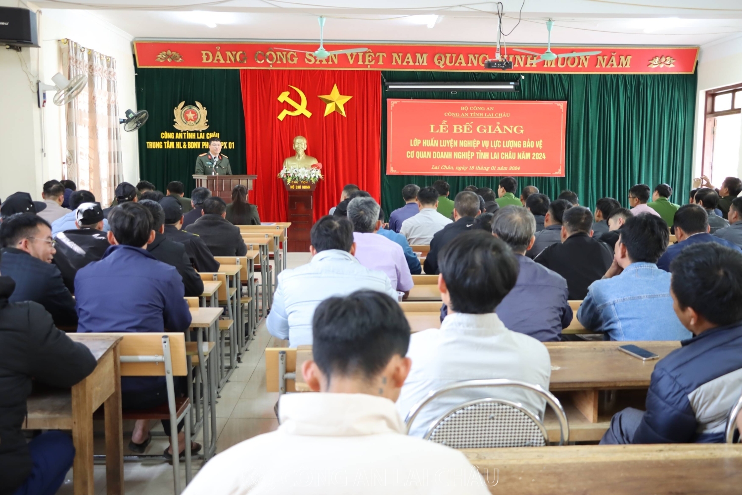 Đại tá Nguyễn Thế Diệu - Trưởng phòng An ninh kinh tế phát biểu tại lễ bế giảng