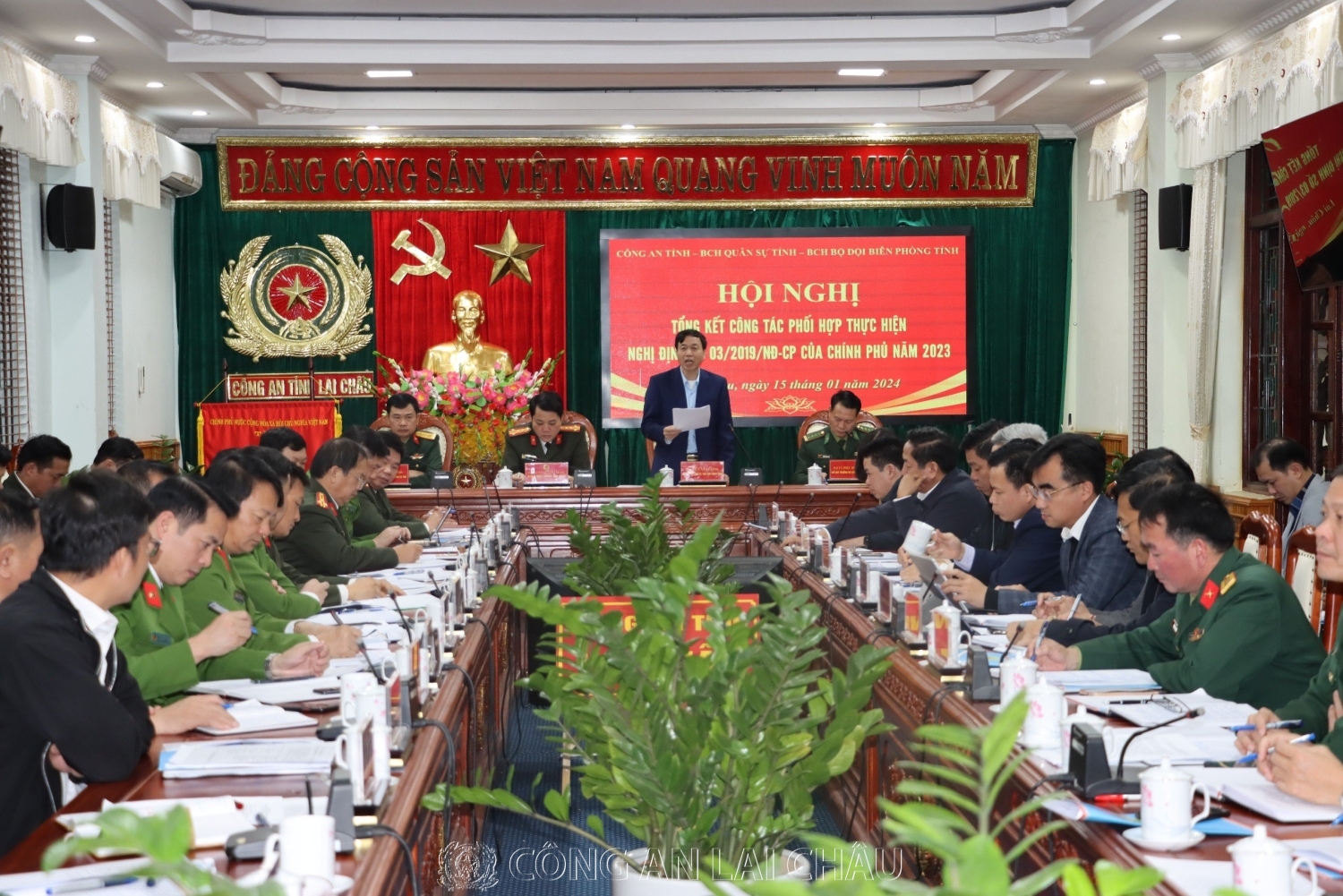 Đồng chí Lê Văn Lương - Phó Bí thư Tỉnh ủy, Chủ tịch UBND tỉnh phát biểu chỉ đạo tại hội nghị