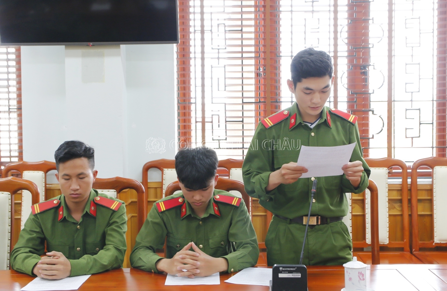 Trung sĩ Chu Hùng Cường đại diện cho 22 hạ sĩ quan được chuyển chuyên nghiệp phát biểu, nhận nhiệm vụ