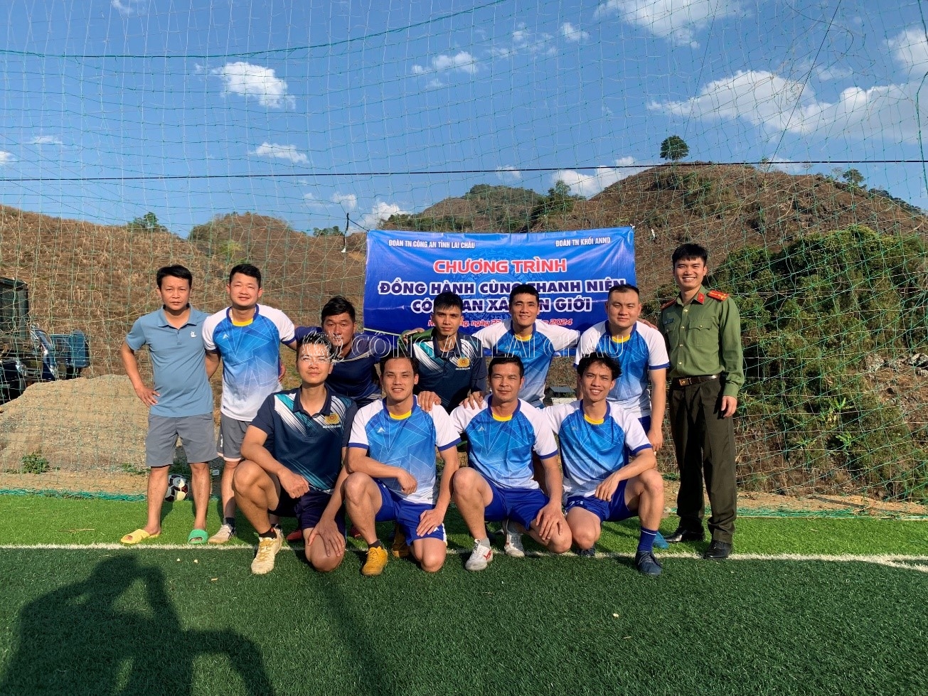 Giao lưu bóng đá giữa Đoàn Thanh niên khối ANND và Chính quyền xã, Công an xã Huổi Luông, huyện Phong Thổ