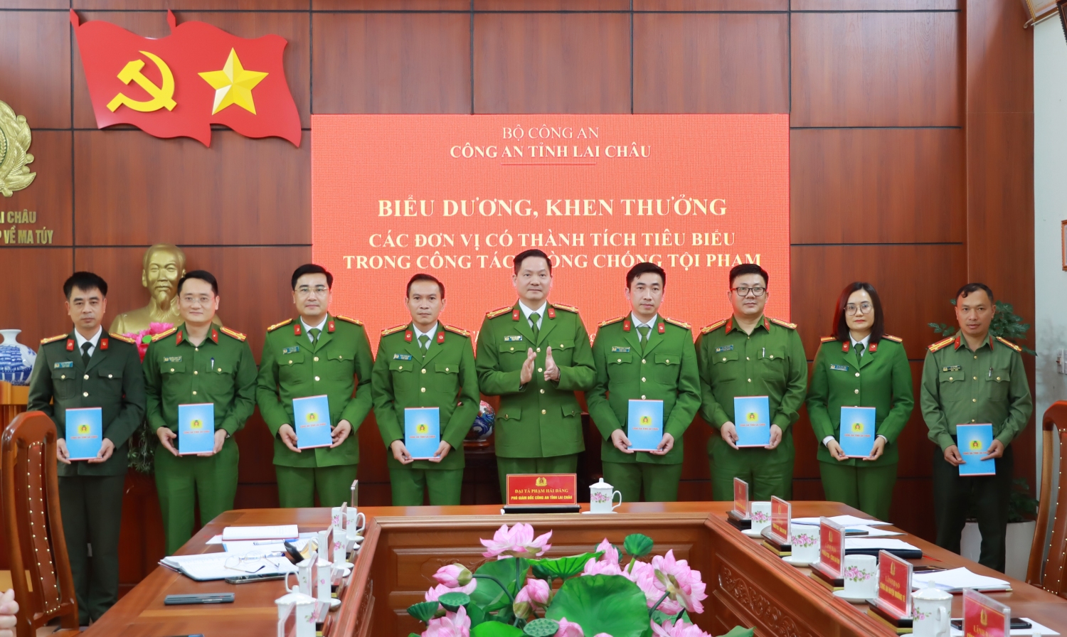 Đại tá Phạm Hải Đăng - Phó Giám đốc Công an tỉnh biểu dương, khen thưởng các tập thể có thành tích trong đấu tranh các vụ án