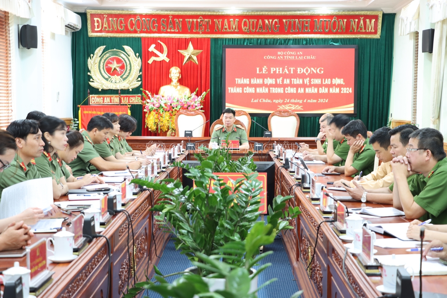 Đại tá Tao Văn Trường - Phó giám đốc Công an tỉnh Lai Châu và đại diện lãnh đạo một số phòng chức năng Công an tỉnh dự  lễ phát động tại điểm cầu Công an tỉnh
