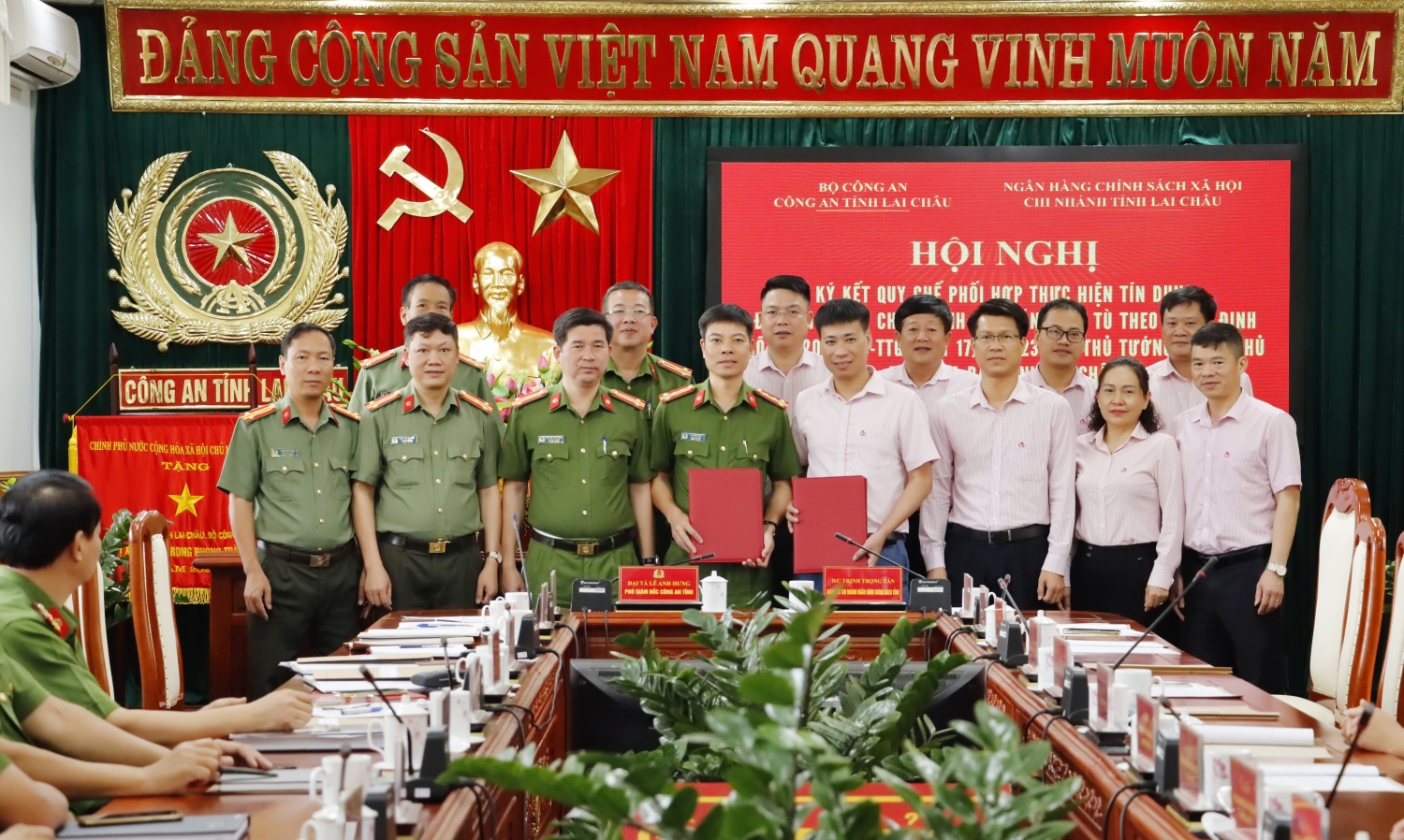 Đại tá Lê Anh Hưng - Phó Giám đốc Công an tỉnh và ông Trịnh Trọng Tấn - Giám đốc Chi nhánh NHCSXH tỉnh ký kết quy chế phối hợp trước sự chứng kiến của lãnh đạo các đơn vị chức năng
