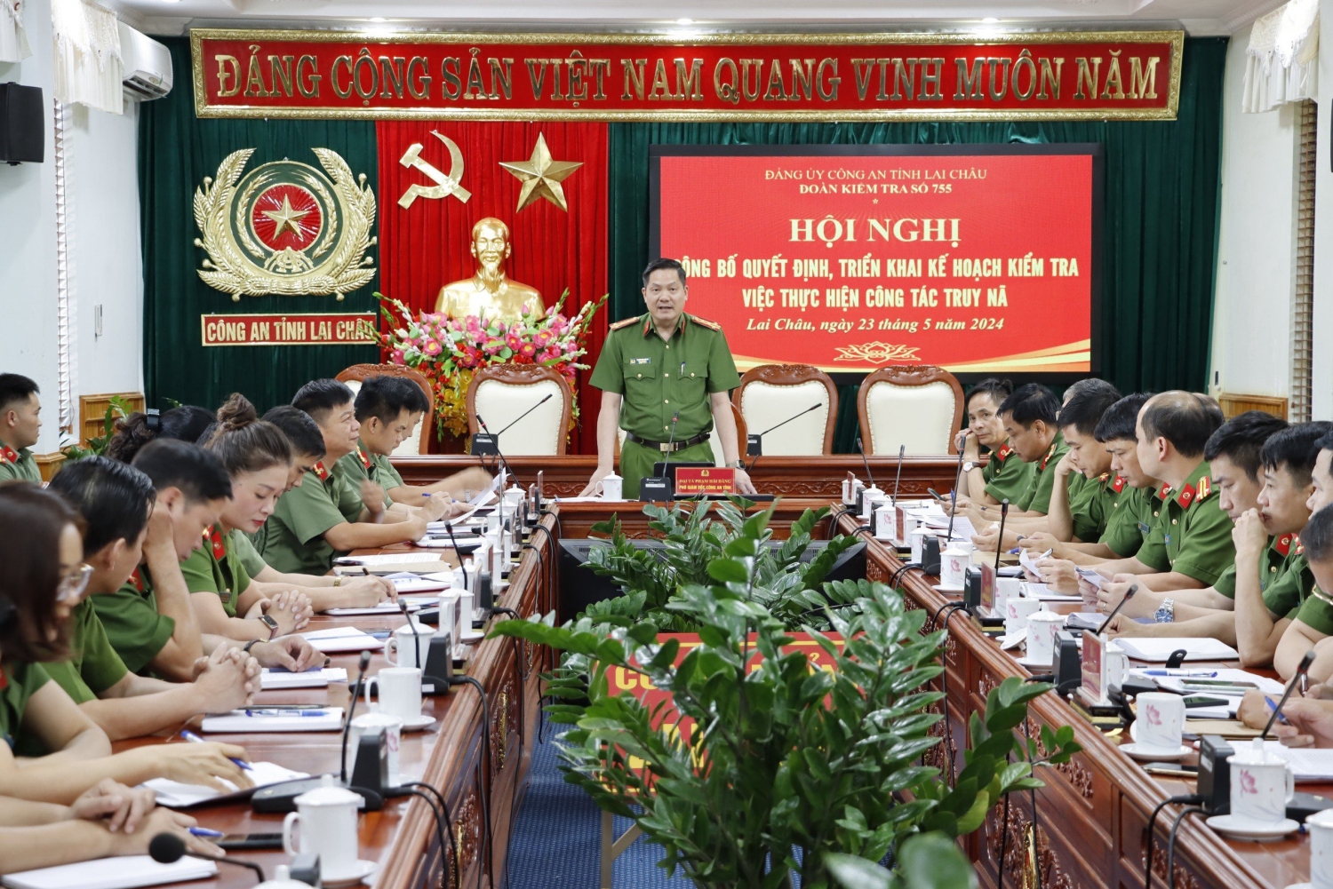 Đồng chí Đại tá Phạm Hải Đăng, Ủy viên Ban Thường vụ Đảng ủy, Phó Giám đốc Công an tỉnh công bố quyết định