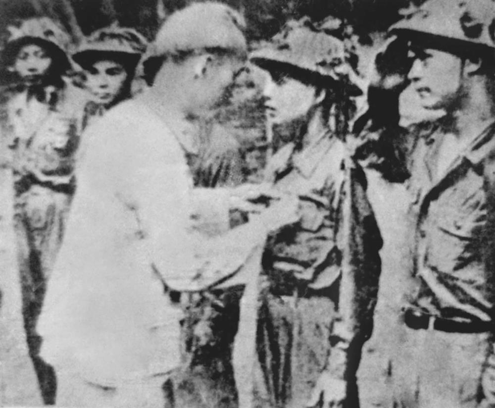 Chủ tịch Hồ Chí Minh thưởng Huy hiệu cho các cán bộ, chiến sĩ lập nhiều chiến công, tham gia