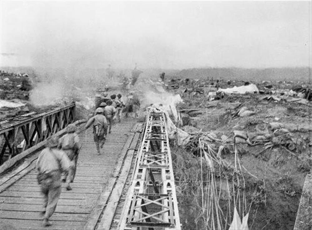 Lực lượng vũ trang vượt qua cầu Mường Thanh, tấn công vào Sở chỉ huy Tập đoàn cứ điểm Điện Biên Phủ, chiều 7 5 1954 (Ảnh tư liệu TTXVN)