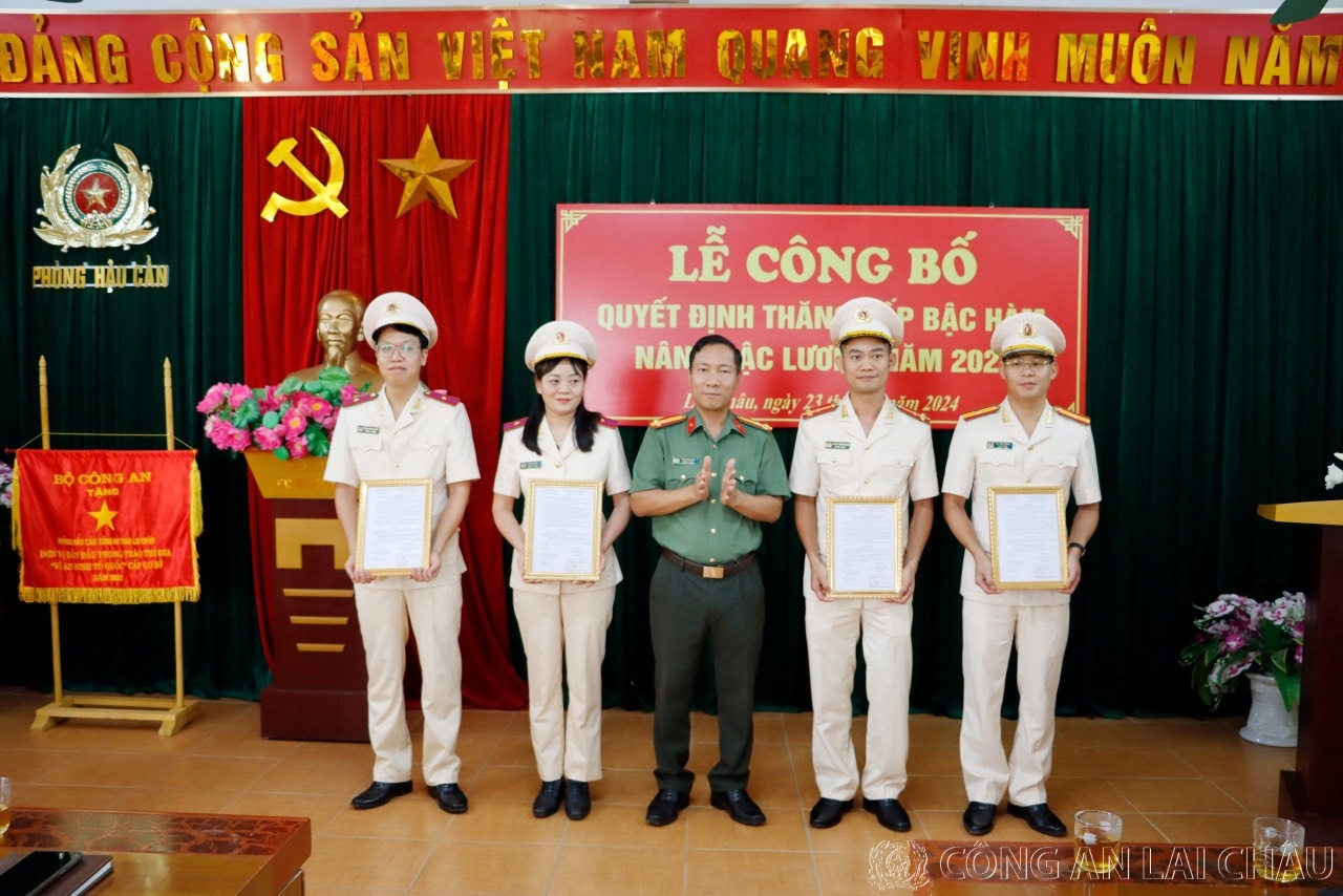 Thượng tá Phạm Văn Tuấn, Trưởng Phòng Hậu cần trao Quyết định thăng cấp bậc hàm, nâng bậc lương cho cán bộ, chiến sĩ Phòng