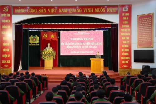 Đại tá Sùng A Súa - Phó giám đốc Công an tỉnh phát biểu tại Chương trình gặp mặt