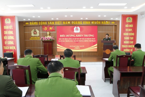 Đại tá Sùng A Súa - Phó giám đốc Công an tỉnh dự và phát biểu tại lễ biểu dương