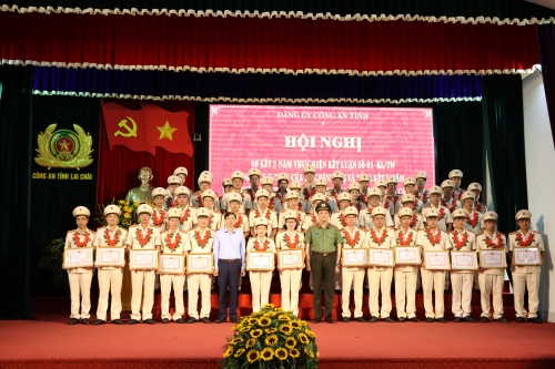 Đồng chí Lê Văn Lương - Phó Bí thư Thường trực Tỉnh ủy và Đại tá Nguyễn Viết Giang - Giám đốc Công an tỉnh trao tặng Biểu trưng và giấy khen cho các tập thể, cá nhân có thành tích xuất sắc